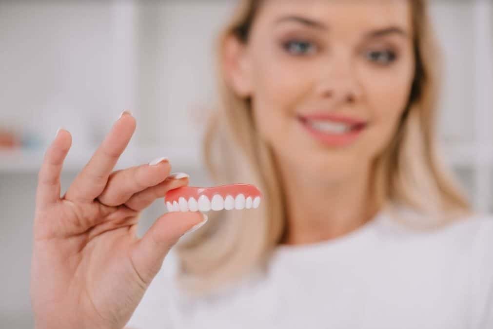 Comment manger avec une prothèse dentaire ?