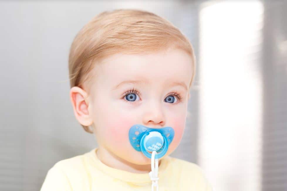 Pouce ou tétine : quel impact sur les dents ?